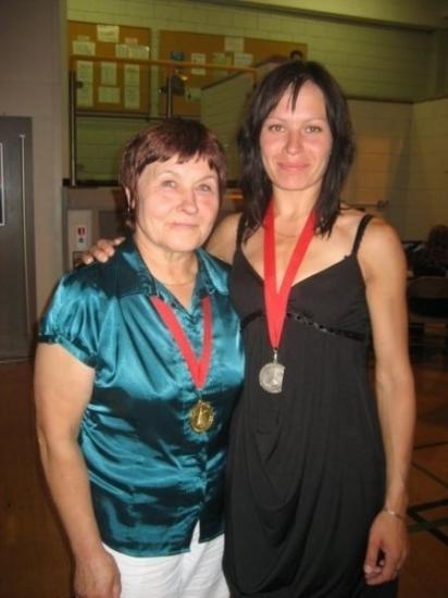 Wales 2009 EFAC, Anne ja Kadi medalitega.